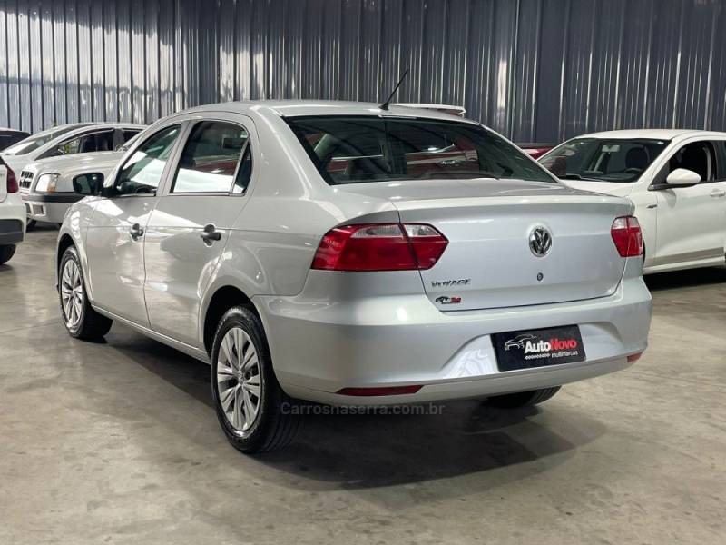 VOLKSWAGEN - VOYAGE - 2021/2022 - Prata - R$ 57.990,00