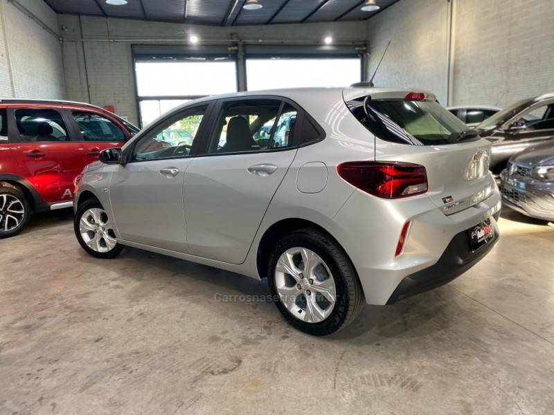 CHEVROLET - ONIX - 2023/2023 - Prata - R$ 89.990,00