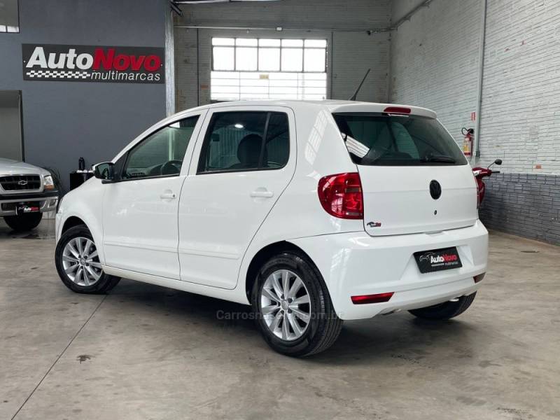 VOLKSWAGEN - FOX - 2012/2013 - Branca - R$ 32.990,00