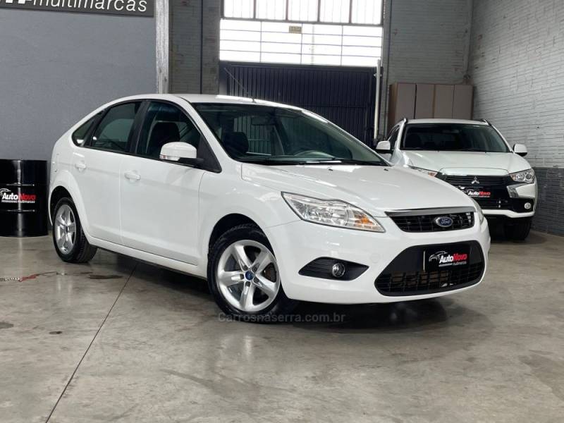 FORD - FOCUS - 2011/2012 - Branca - R$ 42.990,00