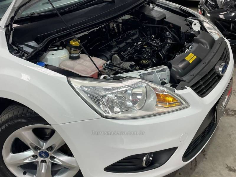 FORD - FOCUS - 2011/2012 - Branca - R$ 42.990,00