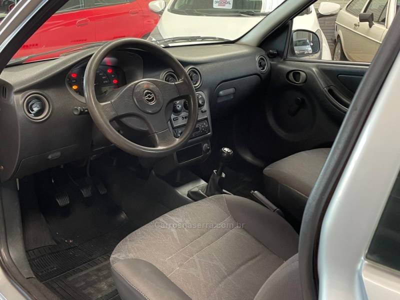 CHEVROLET - CELTA - 2004/2005 - Prata - R$ 19.990,00