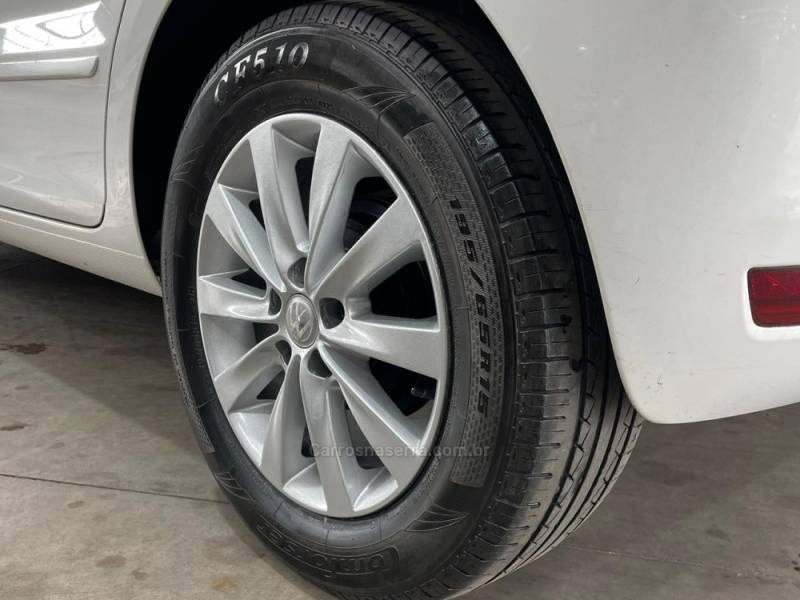 VOLKSWAGEN - FOX - 2012/2013 - Branca - R$ 32.990,00