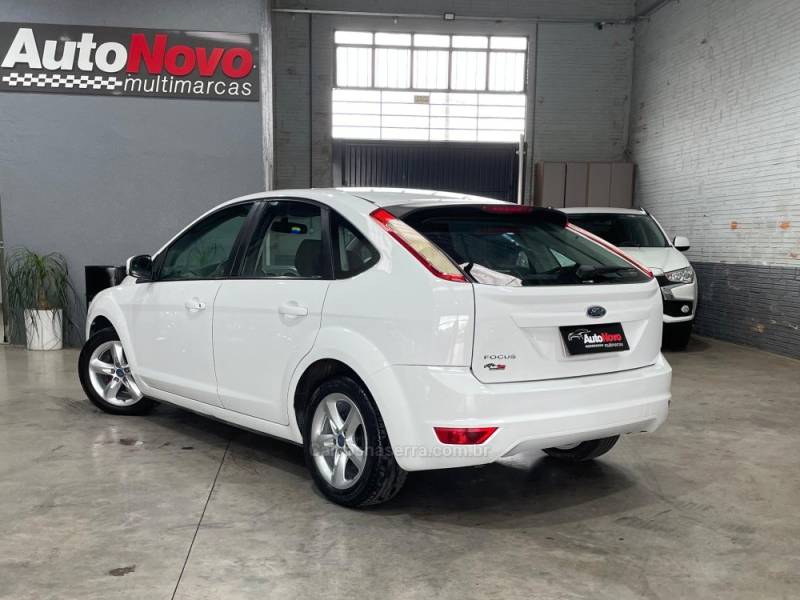 FORD - FOCUS - 2011/2012 - Branca - R$ 42.990,00
