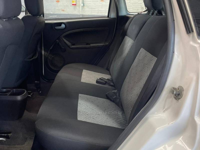 FORD - FIESTA - 2013/2014 - Branca - R$ 34.990,00