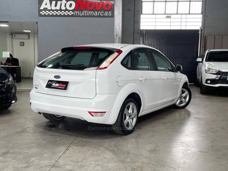 FORD - FOCUS - 2011/2012 - Branca - R$ 42.990,00