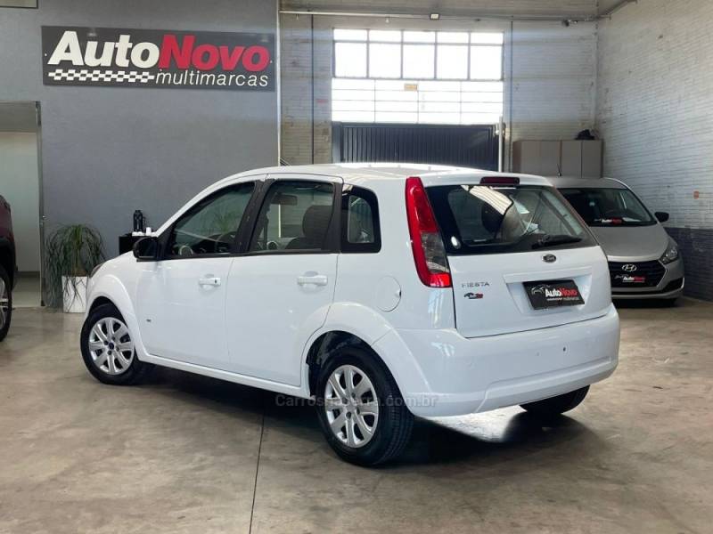 FORD - FIESTA - 2013/2014 - Branca - R$ 34.990,00