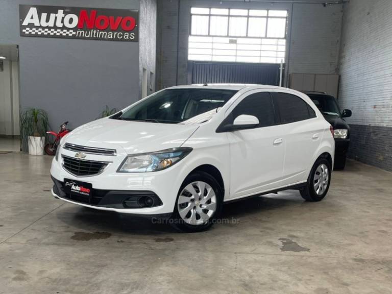 CHEVROLET - ONIX - 2014/2014 - Branca - R$ 47.990,00