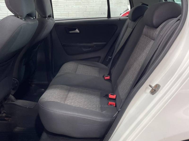 VOLKSWAGEN - FOX - 2012/2013 - Branca - R$ 32.990,00