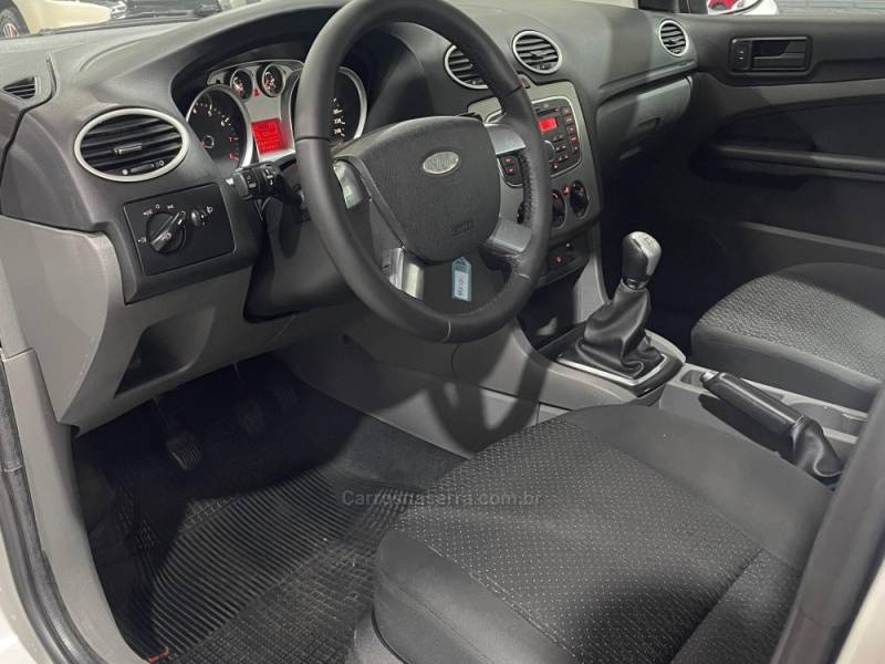 FORD - FOCUS - 2011/2012 - Branca - R$ 42.990,00